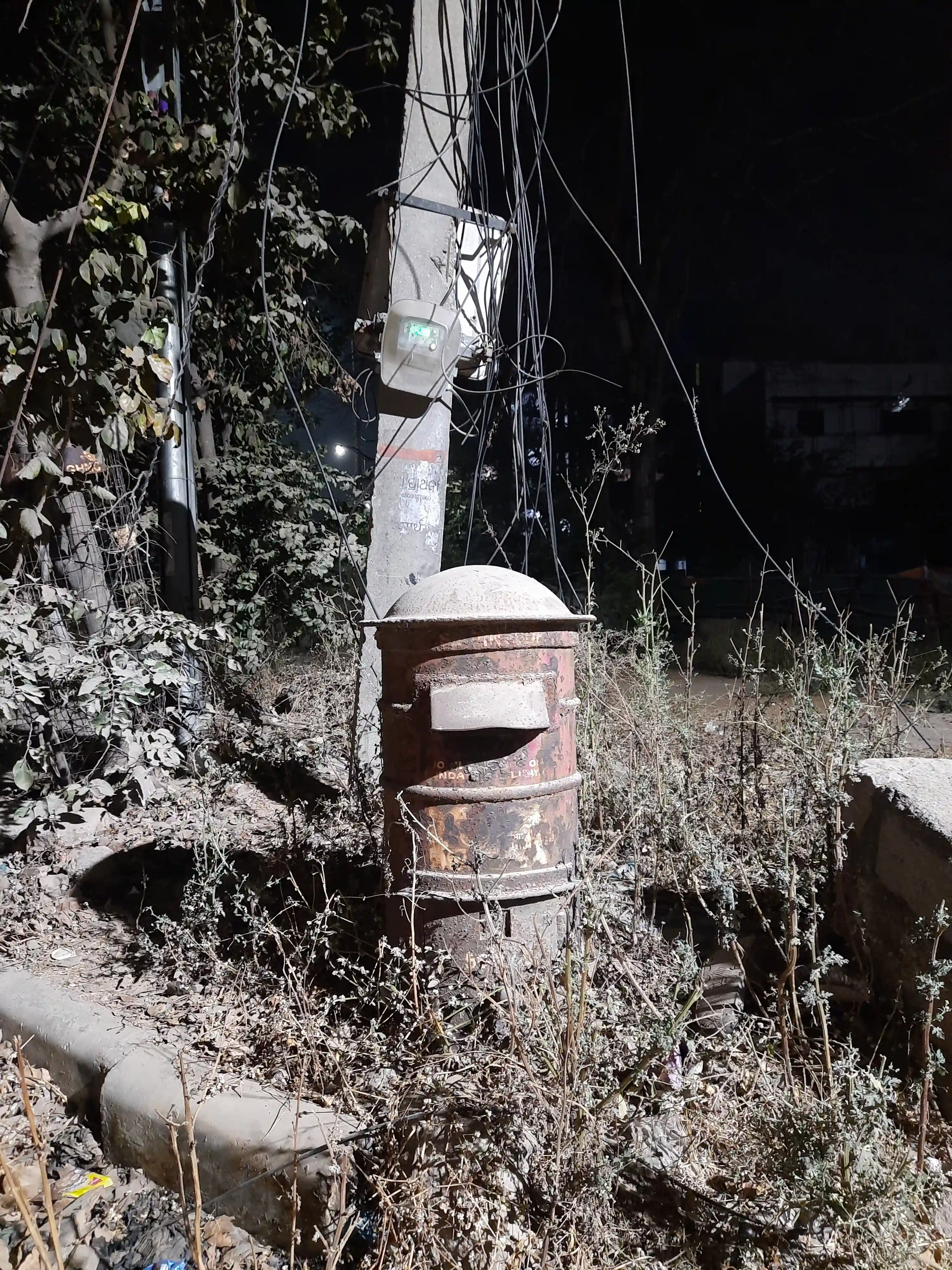 A forgotten post box. 📮